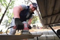 Karesi'de Parklarda Yenileme Çalismalari Sürüyor