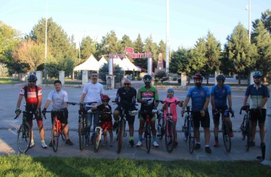 Sehit Halisdemir'in Kabrine Ulasmak Için 220 Kilometre Pedal Çevirecekler