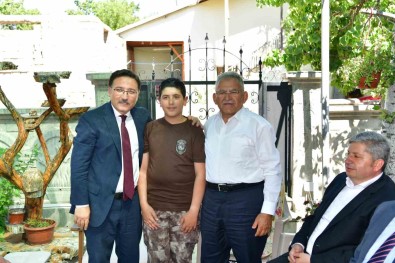 Vali Çiçek Ve Baskan Büyükkiliç, 15 Temmuz Sehidi Cennet Yigit'i Kabri Basinda Andi