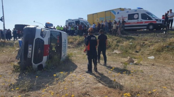 Kayseri'de minibüs ile kamyon çarpıştı: 12 yaralı