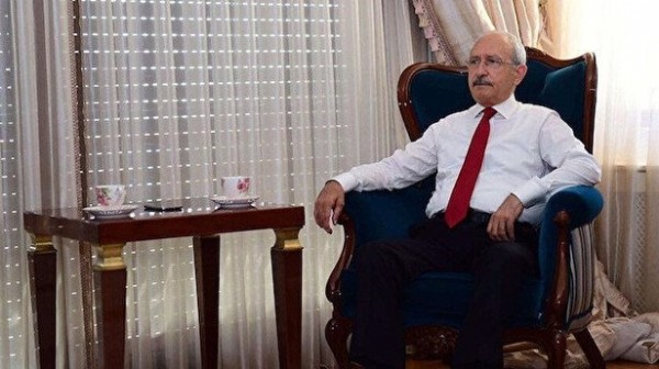 Unutma unutturma! Millet FETÖ'nün karşısına dikilirken Kemal Kılıçdaroğlu kahve yudumladı