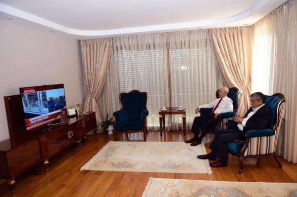 Unutma unutturma! Millet FETÖ'nün karşısına dikilirken Kemal Kılıçdaroğlu kahve yudumladı