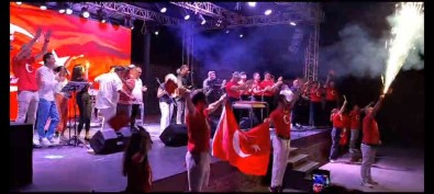 15 Temmuz'u Yerli Ve Yabanci Turistlerle Kutladilar