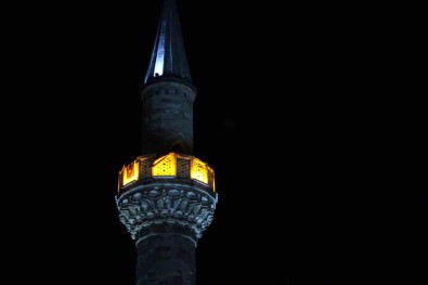 Izmir'de Tüm Camilerden Ayni Anda Sela Sesleri Yükseldi