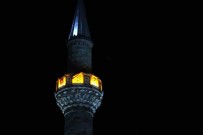 Izmir'de Tüm Camilerden Ayni Anda Sela Sesleri Yükseldi