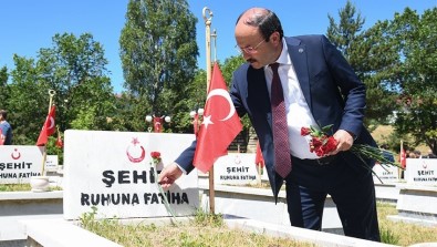 Rektör Çakmak Demokrasi Nöbetine Katildi