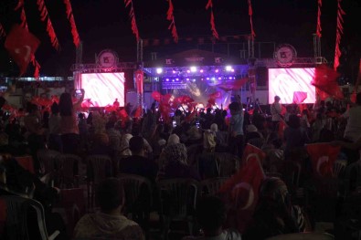 Sanliurfa'da Vatandaslar Demokrasi Nöbeti Tuttu