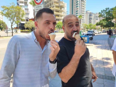 Hissedilen Sicaklik 50 Derece Olunca Kirmizi Isikta Dondurma Dagitildi