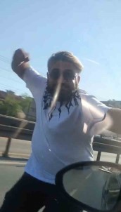 Trafikte Yol Kesen Sahis, Hamile Kadinin Bulundugu Arabayi Yumrukladi