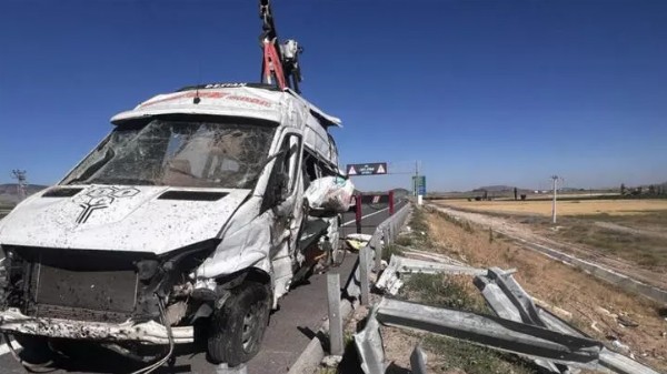 İşçileri taşıyan minibüs devrildi! 24 kişi yaralandı