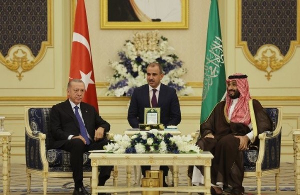 Başkan Erdoğan ve Prens Selman arasında önemli görüşme! Suudi Arabistan'da resmi törenle karşılandı: İşte o kareler...