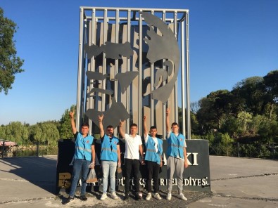 Balikesirli Ülkücü Gençlerden Sokak Hayvanlarina Mama