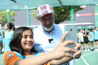Baskan Çolakbayrakdar; Gençlere Yeni Projelerin Müjdesini Verdi