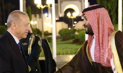 Başkan Erdoğan ve Prens Selman arasında önemli görüşme! Suudi Arabistan'da resmi törenle karşılandı: İşte o kareler...