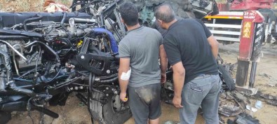 Bitlis'te Kereste Yüklü Tir Uçuruma Yuvarlandi