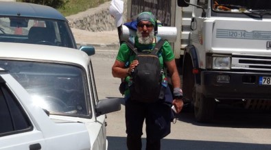 Emekli Olup Türkiye'yi Yürüyerek Gezmeye Basladi