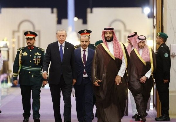 Başkan Erdoğan ve Prens Selman arasında önemli görüşme! Suudi Arabistan'da resmi törenle karşılandı: İşte o kareler...
