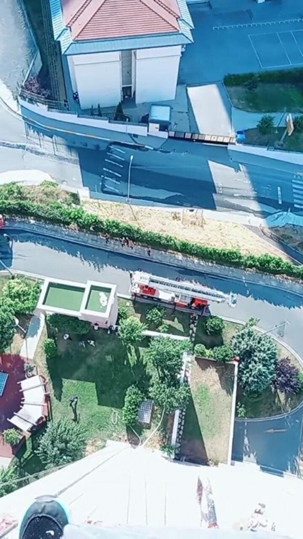 Eyüpsultan'da korku dolu anlar: İskele devrildi işçiler 14'üncü katta mahsur kaldı