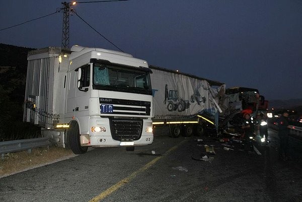 Elazığ'da yolcu otobüsü tıra çarptı! 1 ölü, 32 yaralı