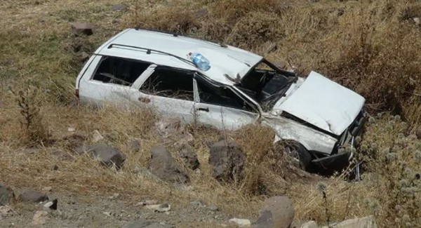 Otomobil dere yatağına devrildi: 1 ölü, 2 yaralı