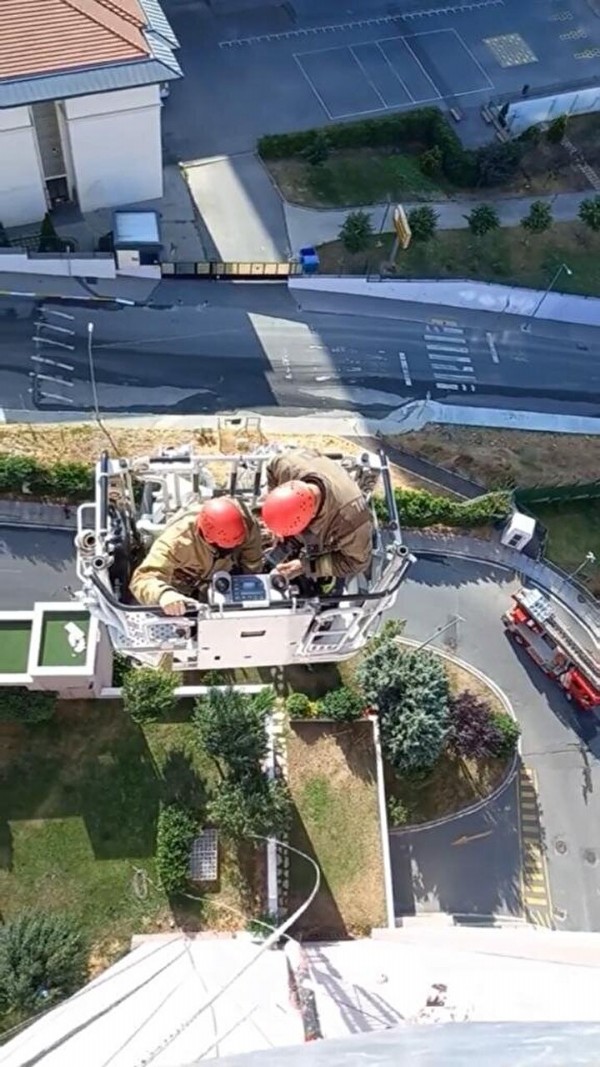 Eyüpsultan'da korku dolu anlar: İskele devrildi işçiler 14'üncü katta mahsur kaldı