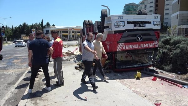 İstanbul'da yangına giden itfaiye aracı devrildi: Çok sayıda yaralı var