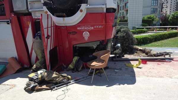 İstanbul'da yangına giden itfaiye aracı devrildi: Çok sayıda yaralı var