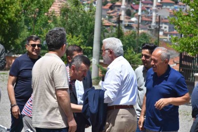 50 Yil Sonra Mezun Olduklari Okulun Bahçesinde Bulusup Hasret Giderdiler