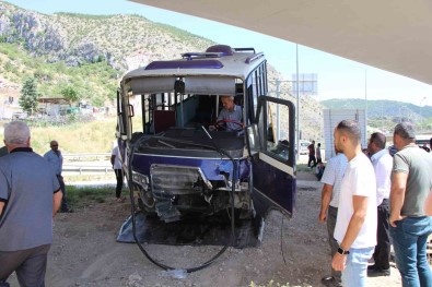 Amasya'da Otomobille Çarpisan Minibüs Köprü Ayagina Daldi Açiklamasi 8 Yarali