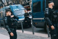Fransa'da 17 Yasindaki Genci Vuran Polis Için 700 Bin Eurodan Fazla Bagis Toplandi