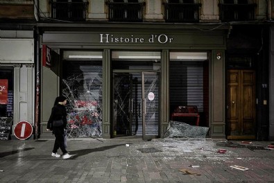 Fransa'daki gösteriler artarak devam ediyor! Paris'te yağmacılık patlak verdi: Gözaltı sayısı 2 bini buldu
