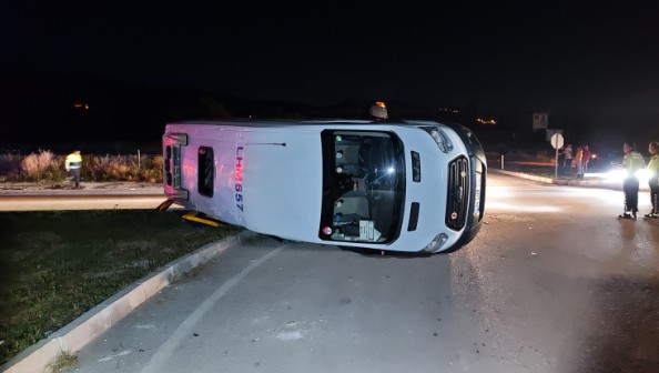 Amasya'da otomobil ile minibüsün çarpıştığı feci kaza: 17 kişi yaralandı