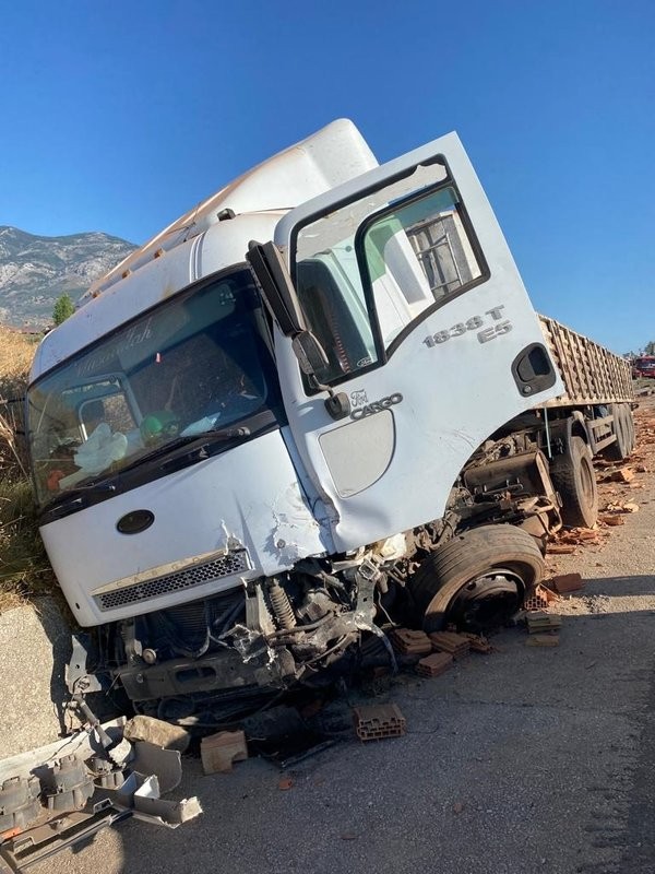 Muğla’da tırla otomobil çarpıştı:  2 ölü