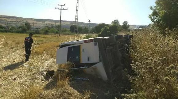 Servis minibüsü şarampole devrildi; 7 yaralı