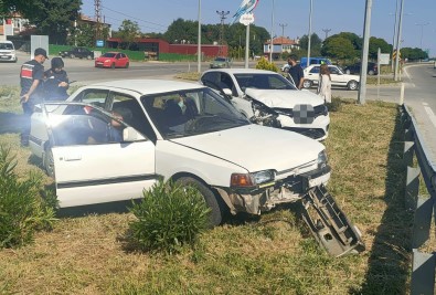Samsun'da Iki Otomobil Çarpisti Açiklamasi 4 Yarali