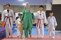 Karni Burnunda Ev Haniminin Tekvando Aski