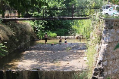 Sicaktan Bunalan Çocuklar Derede Serinledi