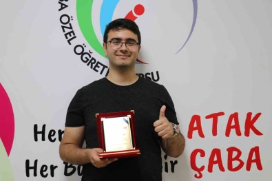 Vanli Ögrenci YKS'de Ilk 100'E Girmeyi Basardi