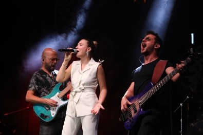 Pop Müzigin Sevilen Ismi Irmak Arici Bayburtlulara Unutulmaz Bir Gece Yasatti