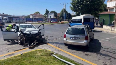 Sakarya'da Kavsakta Iki Otomobil Çarpisti Açiklamasi 3 Yarali