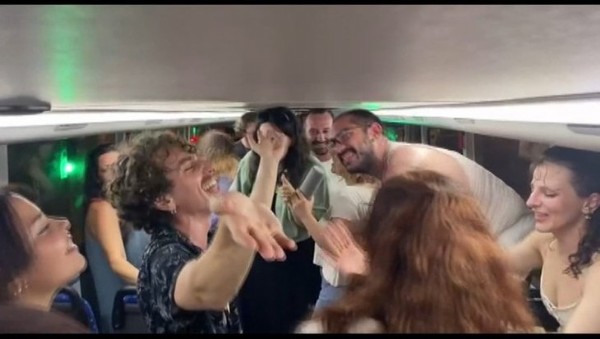 İETT otobüsünde direk dansı rezaleti! Diğer yolculara aldırış etmediler .