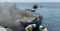 Pendik’te tekne alev alev yandı