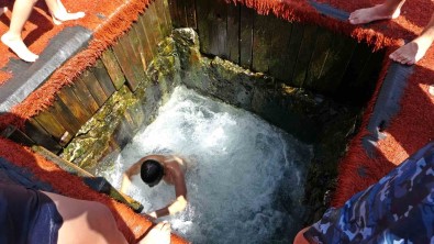 Antalya'daki Sifali Su 5 Dakikada Çöl Sicagini Unutturuyor, Evlerine Titreyerek Gidiyorlar