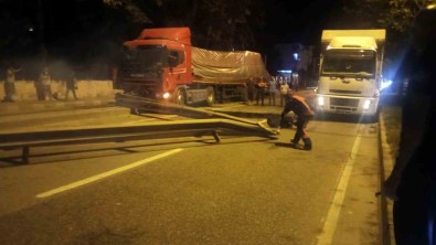 D-650'De Tirin Çarptigi Bariyer Yola Savruldu, Trafik Durdu