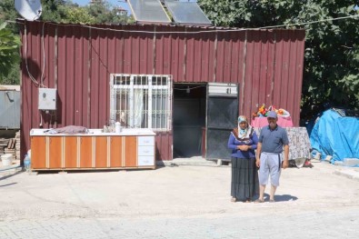Depremzede Gazi Ve Esinin Tek Dilegi, Memleketlerinde Yasiyor Olduklarini Kanitlamak