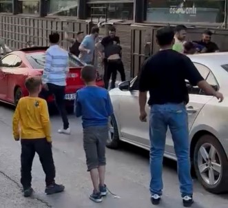 Aksaray'da Tasli Yumruklu Kavga Kameraya Yansidi