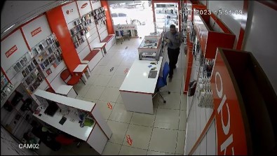 Dükkan Sahibi Namazdayken Hirsiz 55 Bin Lira Degerindeki 3 Telefonu Çaldi