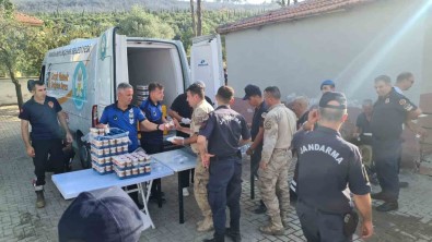 Manisa Büyüksehir Ve MASKI Yangin Bölgesinde Vatandaslarin Yaninda