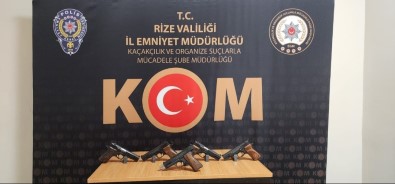 Rize'de Durdurulan Araçta Ruhsatsiz Tabancalar Ele Geçirildi Açiklamasi 1 Tutuklama