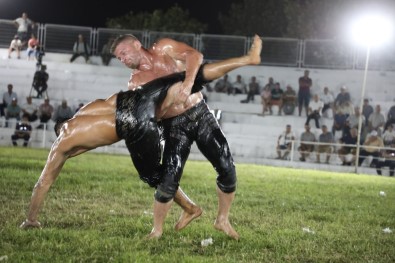 17. Edremit Sehit Hamdibey Yagli Pehlivan Güresleri Yapildi